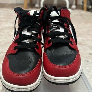 Jordan 1 mid
